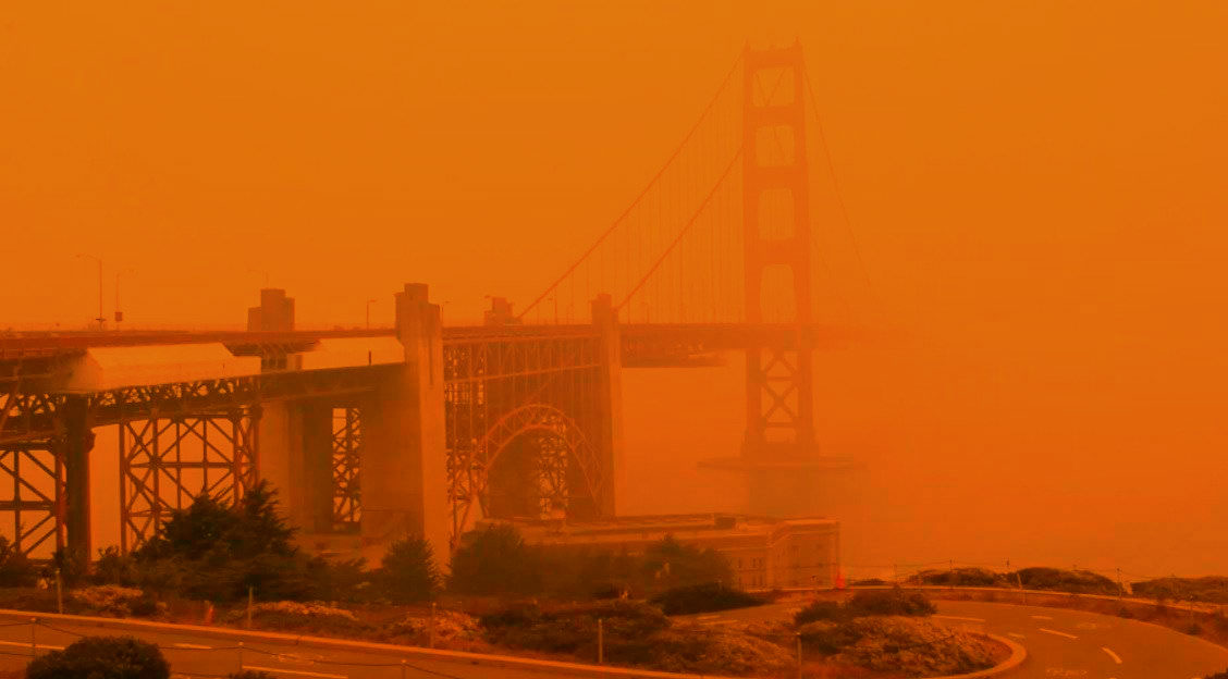 Puente Golden Gate de San Francisco es envuelto en humo rojo tras incendios