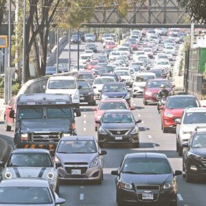Pese a contingencia ambiental, autos saturan las vialidades Pese a contingencia ambiental, autos saturan las vialidades